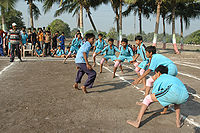कबड्डी मैच खेलते स्कूली बच्चे