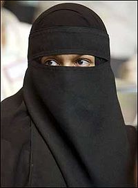 पर्दा प्रथा के अंतर्गत बुरका पहने एक मुस्लिम युवती