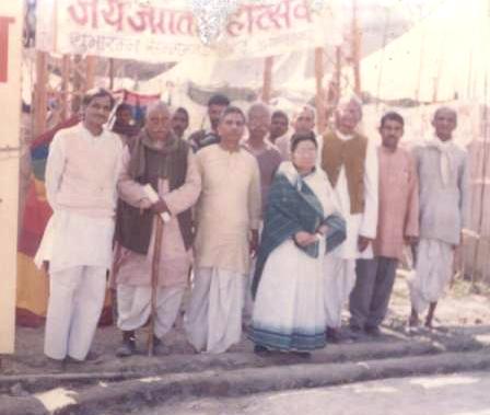 वर्ष 1998 कुम्भ के अवसर पर रमेश भाई अलख भाई व निर्मला देशपाण्डे