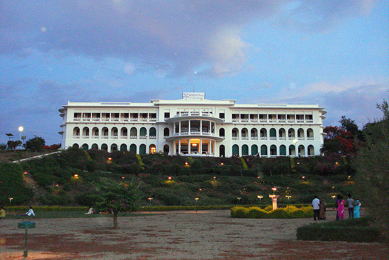 चित्र:Administrative-Building-Vrindawan-Gardens-Mysore.jpg
