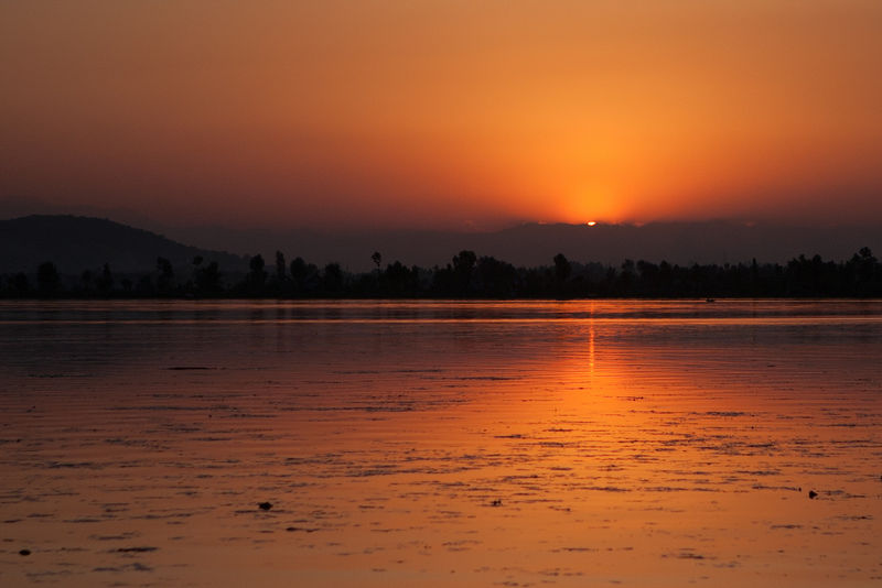 चित्र:Sunset-At-Dal-Lake-In-Srinagar.jpg