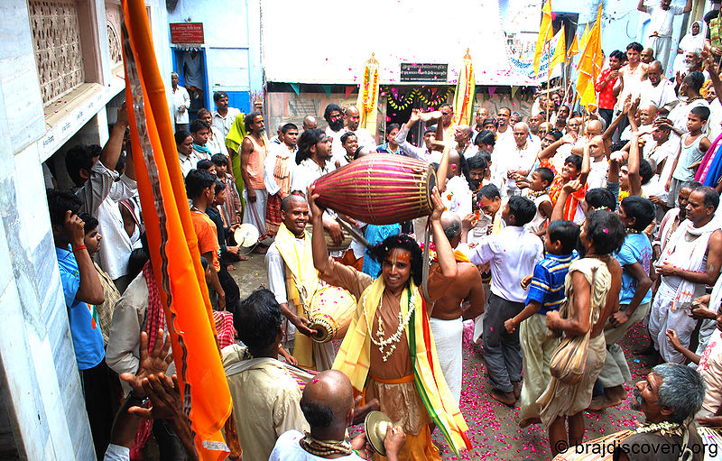 चित्र:Guru-Purnima-Govardhan-Mathura-5.jpg