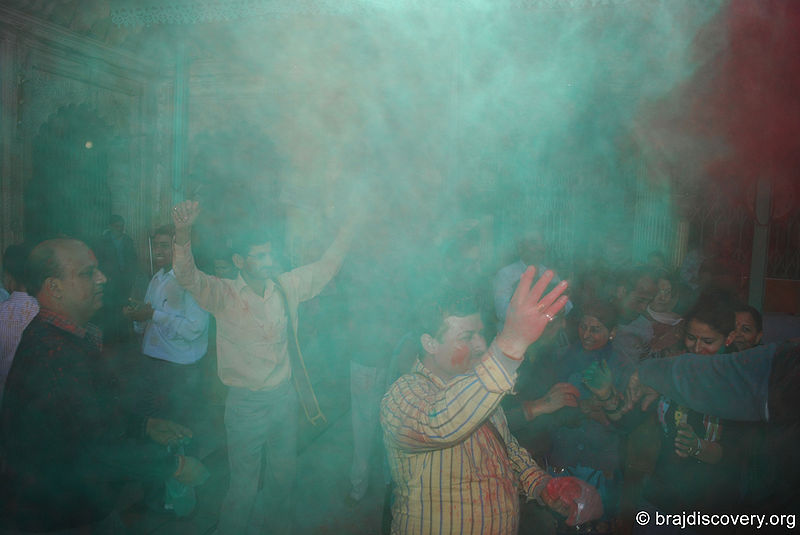 चित्र:Holi Dwarkadhish Temple Mathura 2.jpg