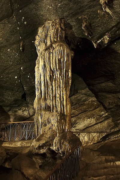 चित्र:Borra-Caves-2.jpg
