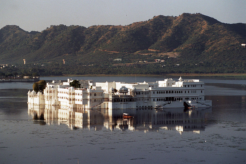 चित्र:Lake-Palace-Udaipur.jpg