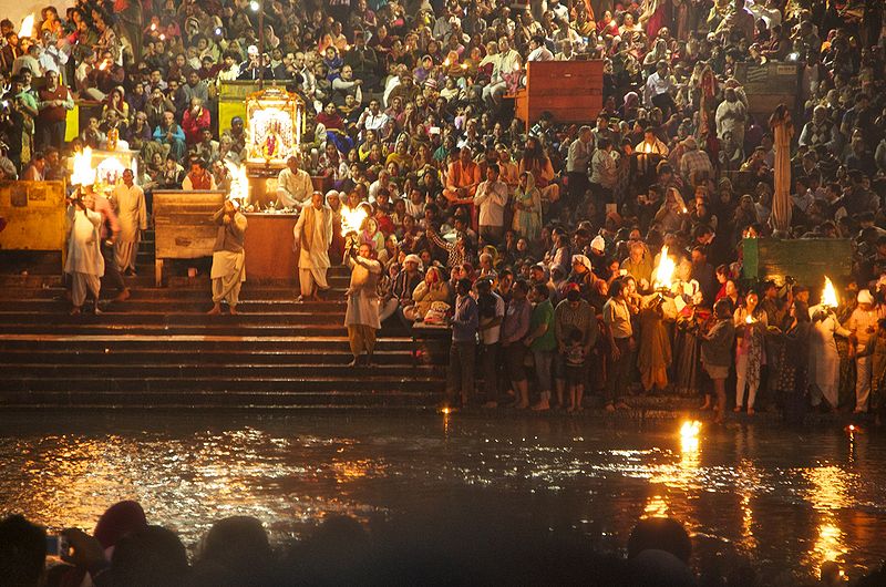 चित्र:The-Ganga-Aarti-at-Har-Ki-Pauri-Haridwar.jpg