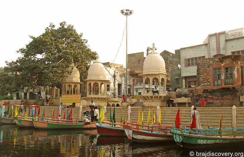 चित्र:Ghats-of-Yamuna-Mathura-5.jpg