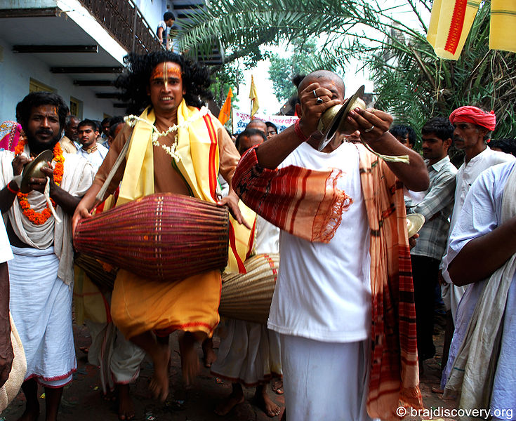 चित्र:Guru-Purnima-Govardhan-Mathura-7.jpg