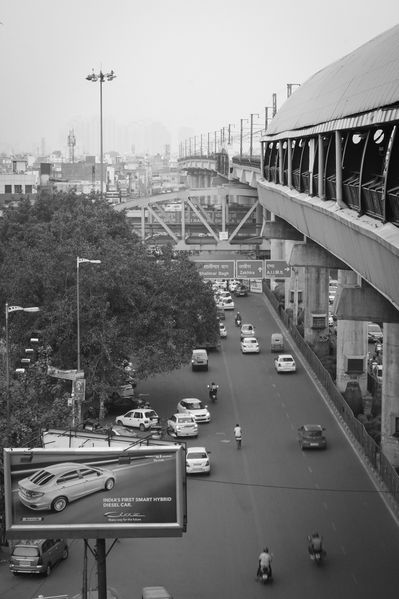 चित्र:Metrostation-Rajouri.jpg