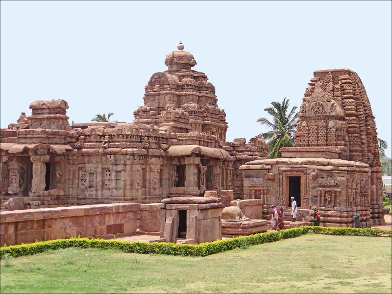 चित्र:Virupraksha-Temple-2.jpg