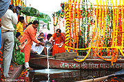 श्रीमती कोकिला बेन द्वारा यमुना पूजन, मथुरा