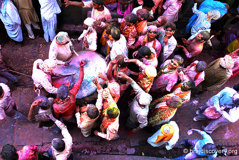 चित्र:Holi-Barsana-Mathura-14.jpg