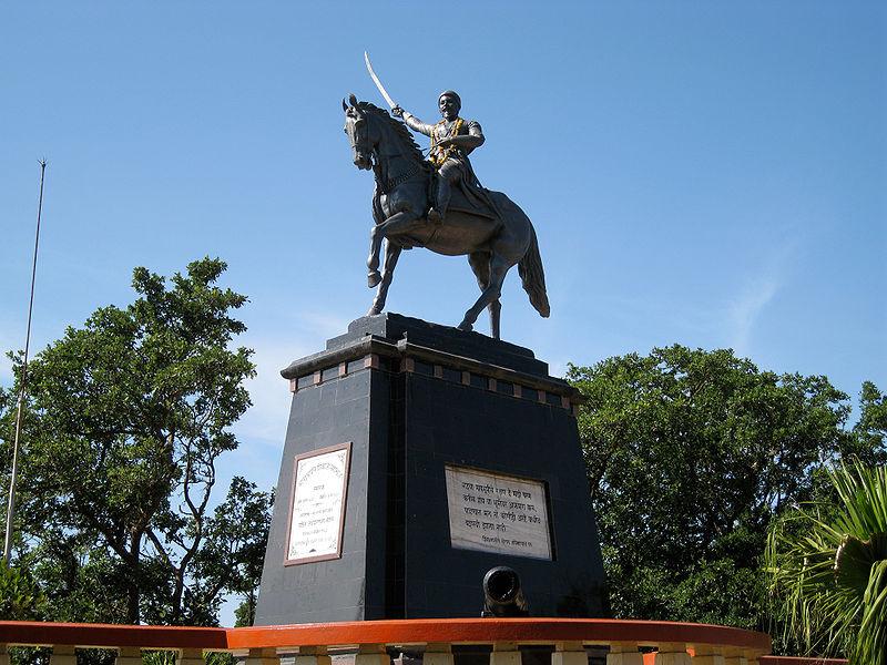 चित्र:Statue-Shivaji-Pratapgarh-Fort-2.jpg