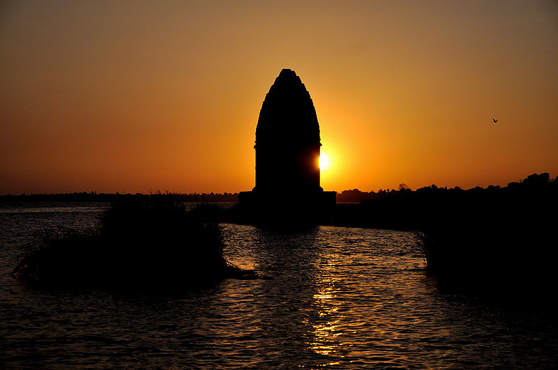 चित्र:Sunset-ahilya-ghat-maheshwar.jpg