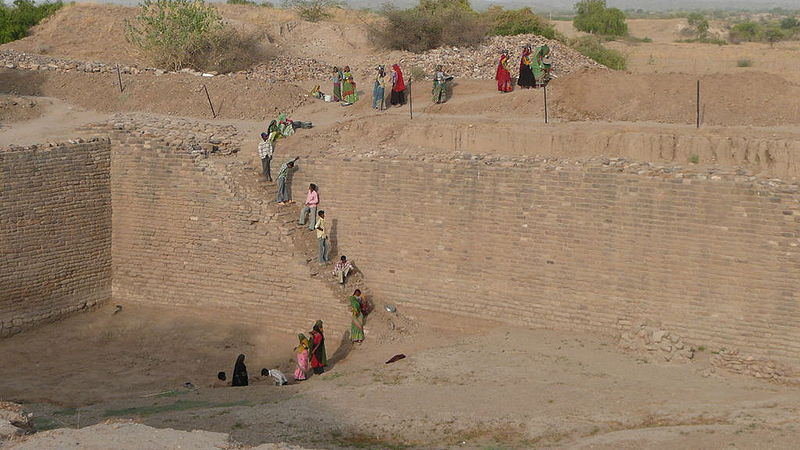 चित्र:Excavation-Of-Water-Storage-Tank-Dholavira.jpg