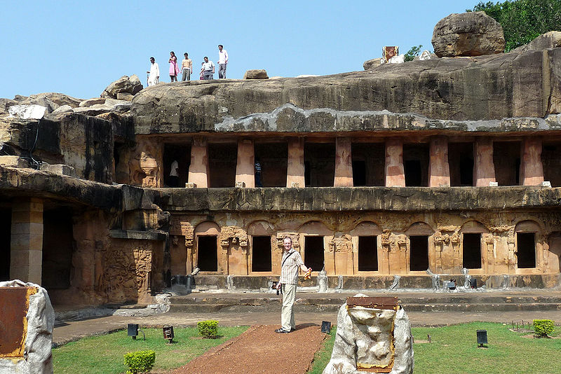 चित्र:Udaygiri-And-Khandagiri-Caves.jpg