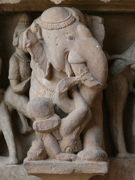 चित्र:Lakshmana-Temple-Khajuraho-2.jpg