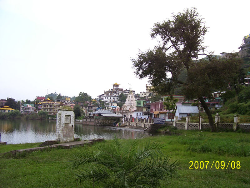 चित्र:Rewalsar-Lake-7.jpg