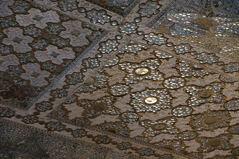 चित्र:Mirrors-In-Sheesh-Mahal.jpg