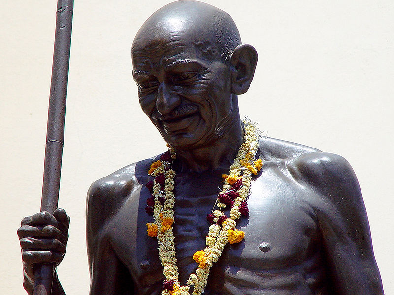 चित्र:Statue-Gandhi.jpg