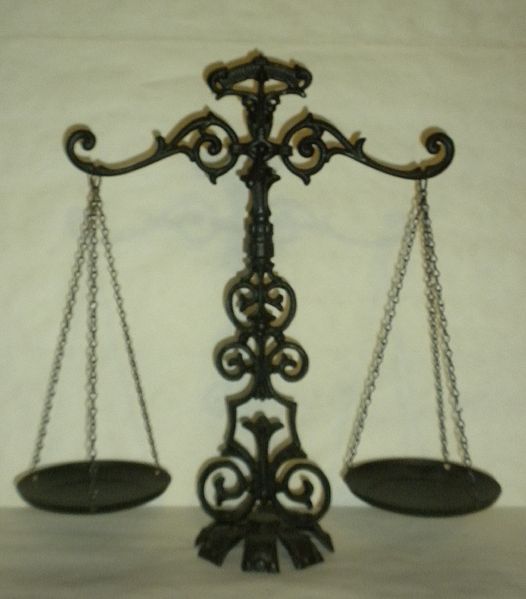 चित्र:Vintage-Balance-Scale.jpg