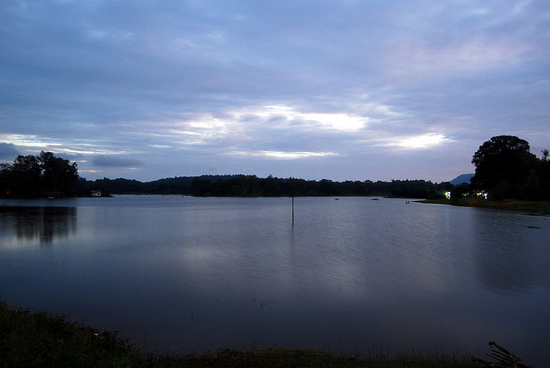 चित्र:Pachmarhi-Lake.jpg