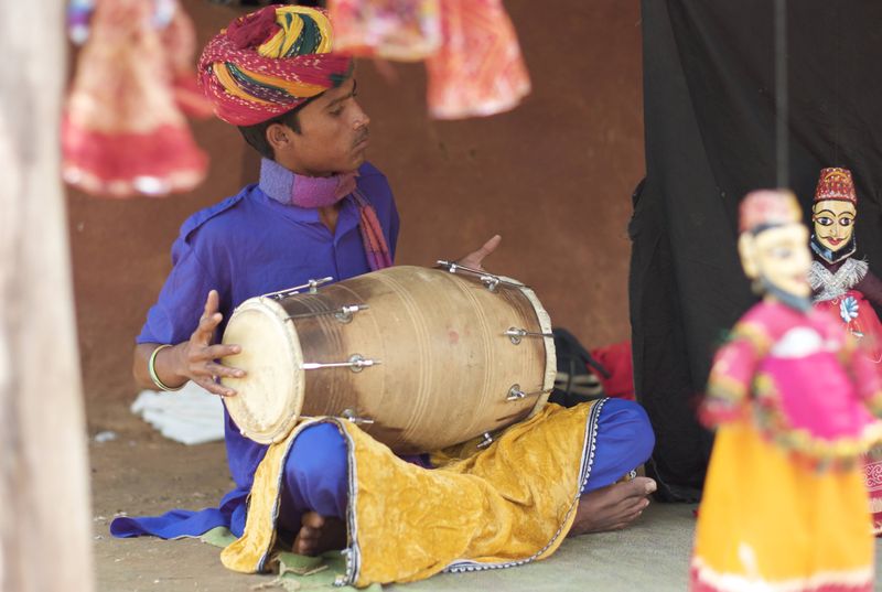 चित्र:Indian-Percussion-Instrument-Player.jpg