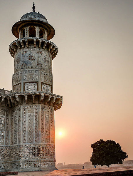 चित्र:Itmad-Ud-Daulah-Tomb-Agra-2.jpg