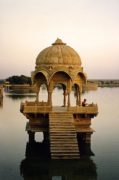चित्र:Gadisagar-Lake-Jaisalmer.jpg