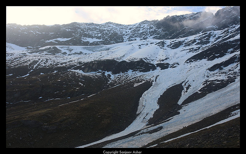 चित्र:Roopkund-Lake-2.jpg