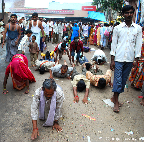 चित्र:Guru-Purnima-Govardhan-Mathura-14.jpg