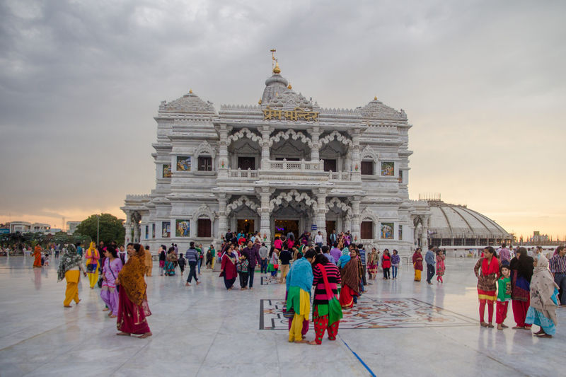 चित्र:Prem-Mandir-Vrindavan-3.jpg