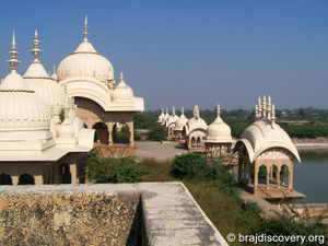 कुसुम सरोवर स्थित छतरियों का सुंदर दृश्य