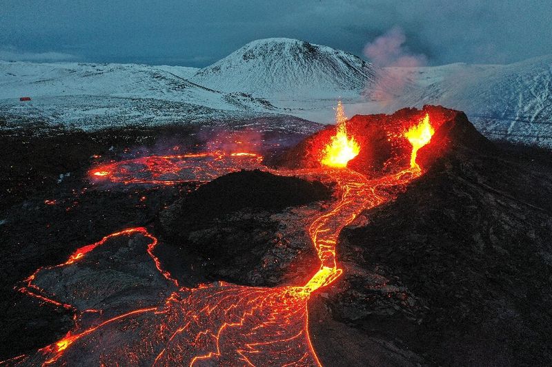 चित्र:Lava-flow-1.jpg