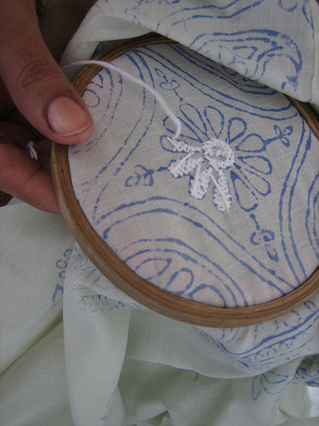 चित्र:Chikan-Embroidery-2.jpg