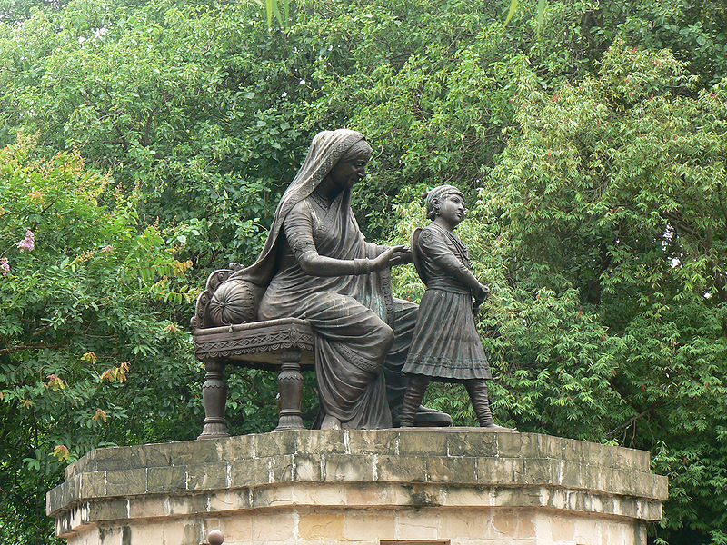 चित्र:Shivaji-Maharaj-With-Jijamata.jpg