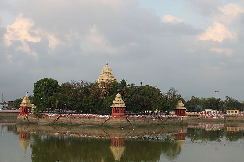 चित्र:Mariamman-Teppakulam-Madurai.jpg