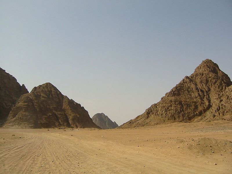 चित्र:Desert-Mountain.jpg
