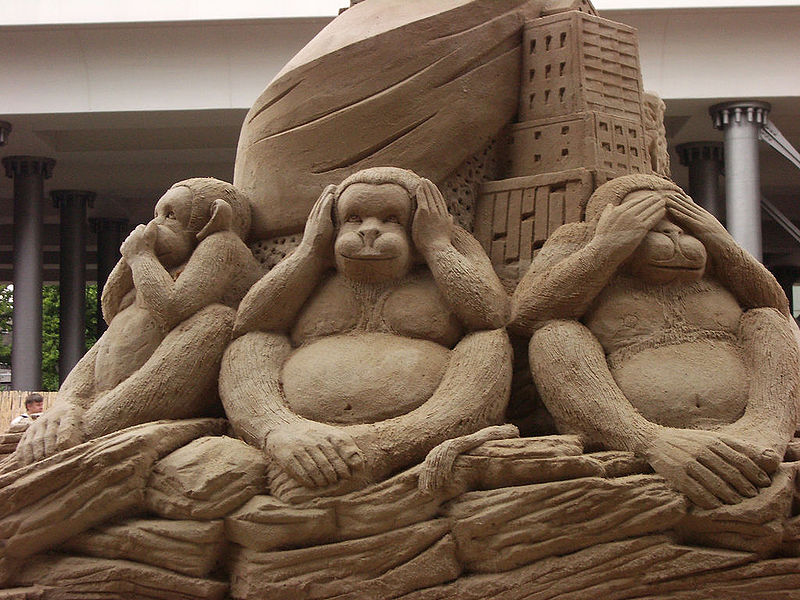 चित्र:Mahatma-Gandhi-Monkeys-Sandsation.jpg