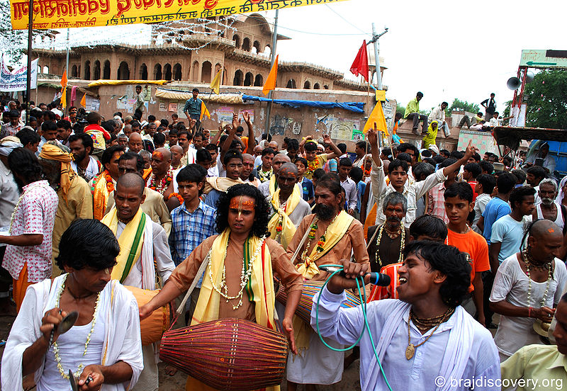 चित्र:Guru-Purnima-Govardhan-Mathura-3.jpg