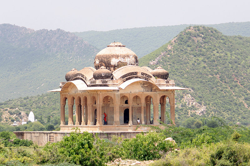 चित्र:Bhangarh-Fort-Entry.jpg