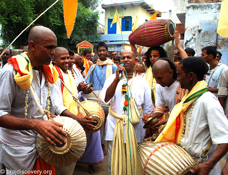 चित्र:Guru-Purnima-Govardhan-Mathura-10.jpg